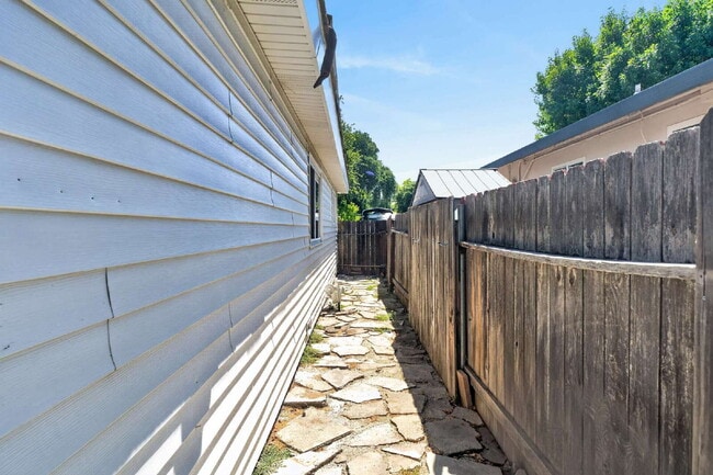Building Photo - Spacious 4-Bed Oasis with 2 Full Baths