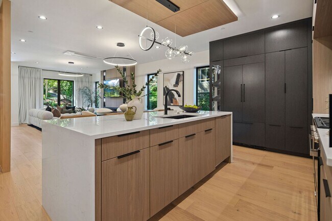 Building Photo - Skyview Townhome: Luxury Living in Lake Oswego's Premier First Addition Neighborhood