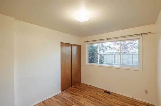 Building Photo - Charming One-Level Home with Private Yard ...