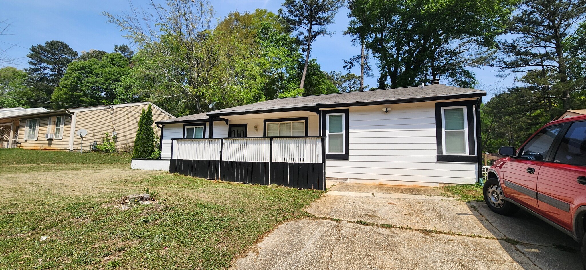 Building Photo - Room in House on White Oak Trail