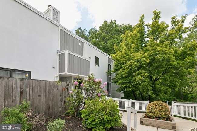 Building Photo - 1740 Oakwood Terrace