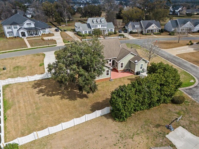 Building Photo - 3078 Dickinson Dr