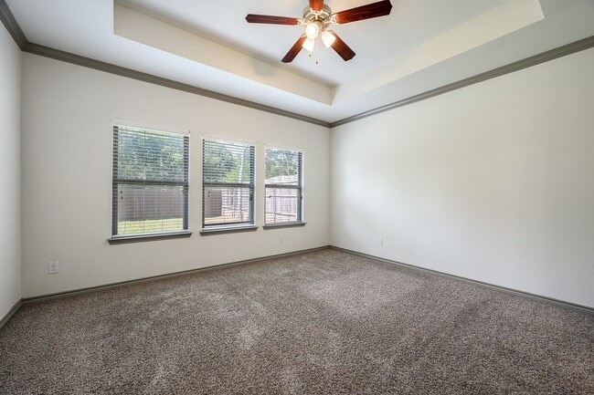 Building Photo - * MOVE IN SUMMER 7/17/2027 * 6 Bed 4 Bath ...