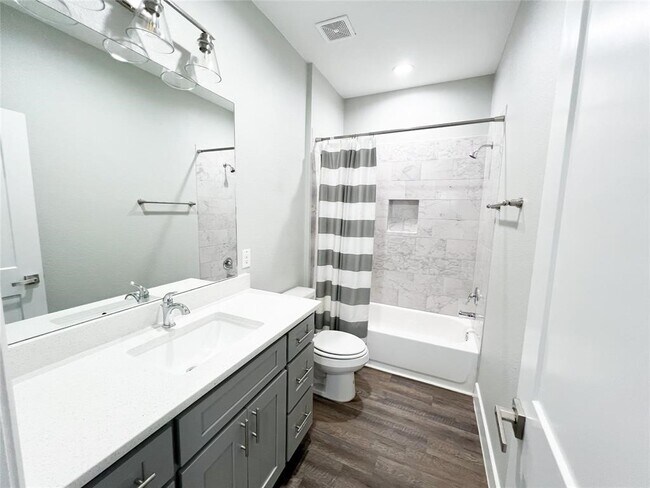 Building Photo - 144 W 5th St