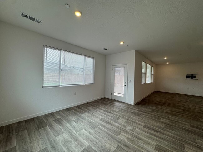 Building Photo - 997 Pioneer Dr W