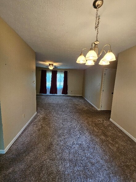 Building Photo - 569 Meadow Dr
