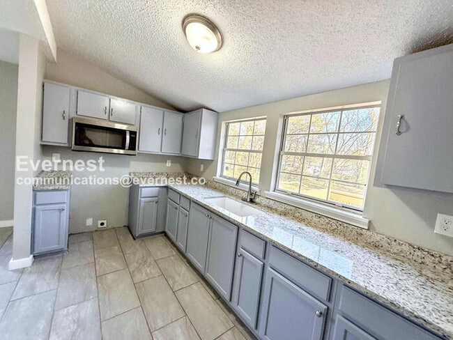Building Photo - Limited Time Special Offer - Split your security deposit payment. 3 Bed/1 Bath Home with Fenced Y...