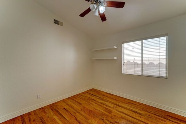 Building Photo - 2014 E Glenhaven Dr