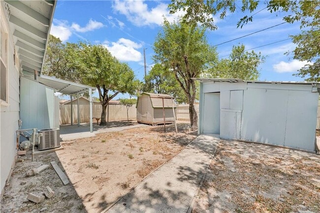 Building Photo - SPACIOUS! LOCATION!