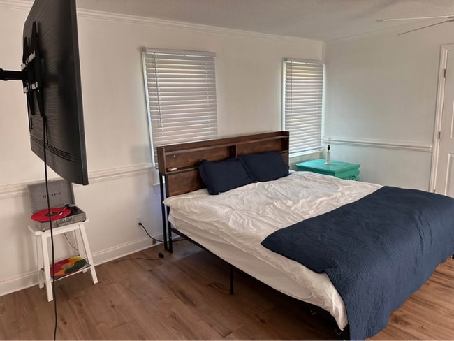 Building Photo - 453 E Main St