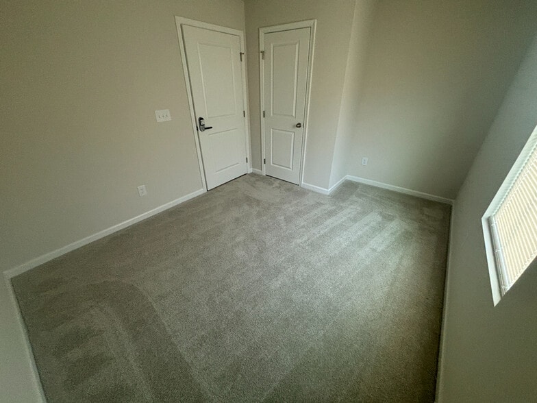 Building Photo - Room in House on Glacis Ct