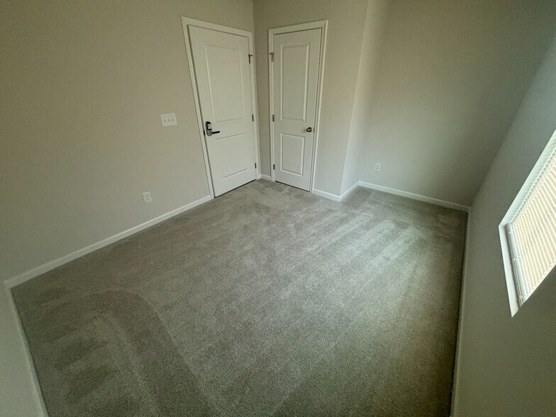 Building Photo - Room in Single Family Home on Glacis Ct