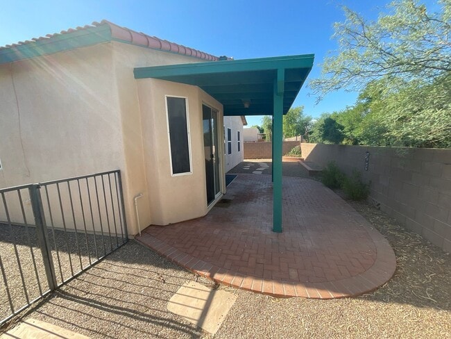 Building Photo - Great northeast location on cul-de-sac, 3 car garage