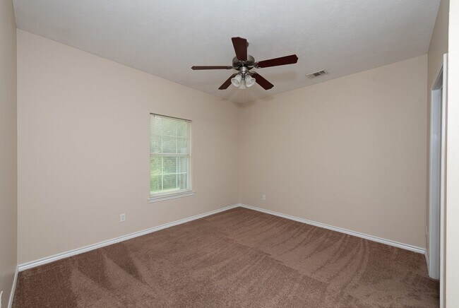 Building Photo - 3 Bed + 3 Bath - Spacious Townhome