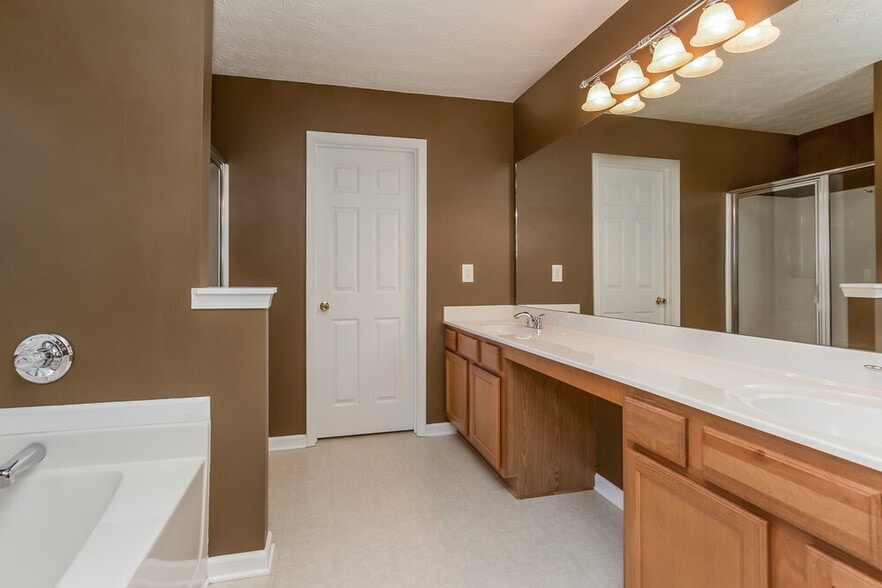 Building Photo - 6739 Island Pointe Dr