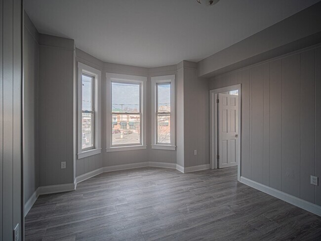 Building Photo - 143 London St