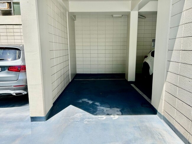 Building Photo - 1645 Ala Wai Blvd