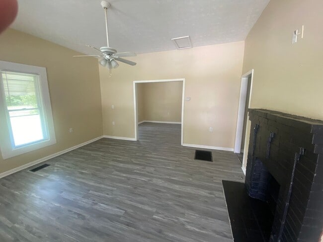 Building Photo - **AVAILABLE NOW**4 bedroom / 2 bathroom Ho...