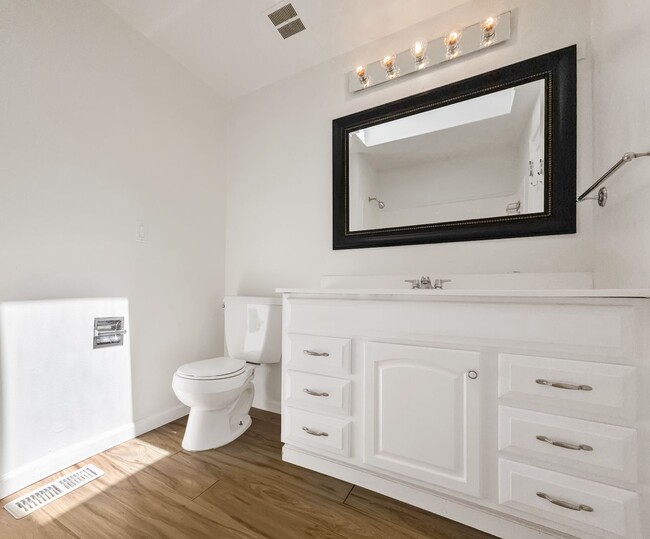 Building Photo - New Kitchen!! Beautiful family home w/extra room/close MS,Trader Joe's, and highway