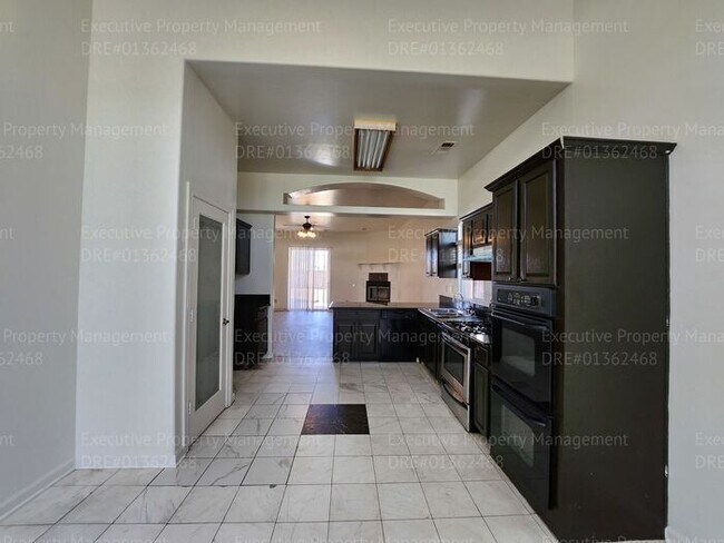 Building Photo - 4 bedroom 3 FULL bath/ 3 CAR Garage.. 2418...