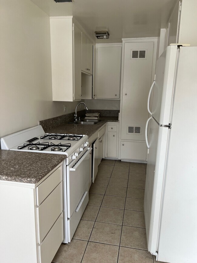 Building Photo - 407 Violet Ave