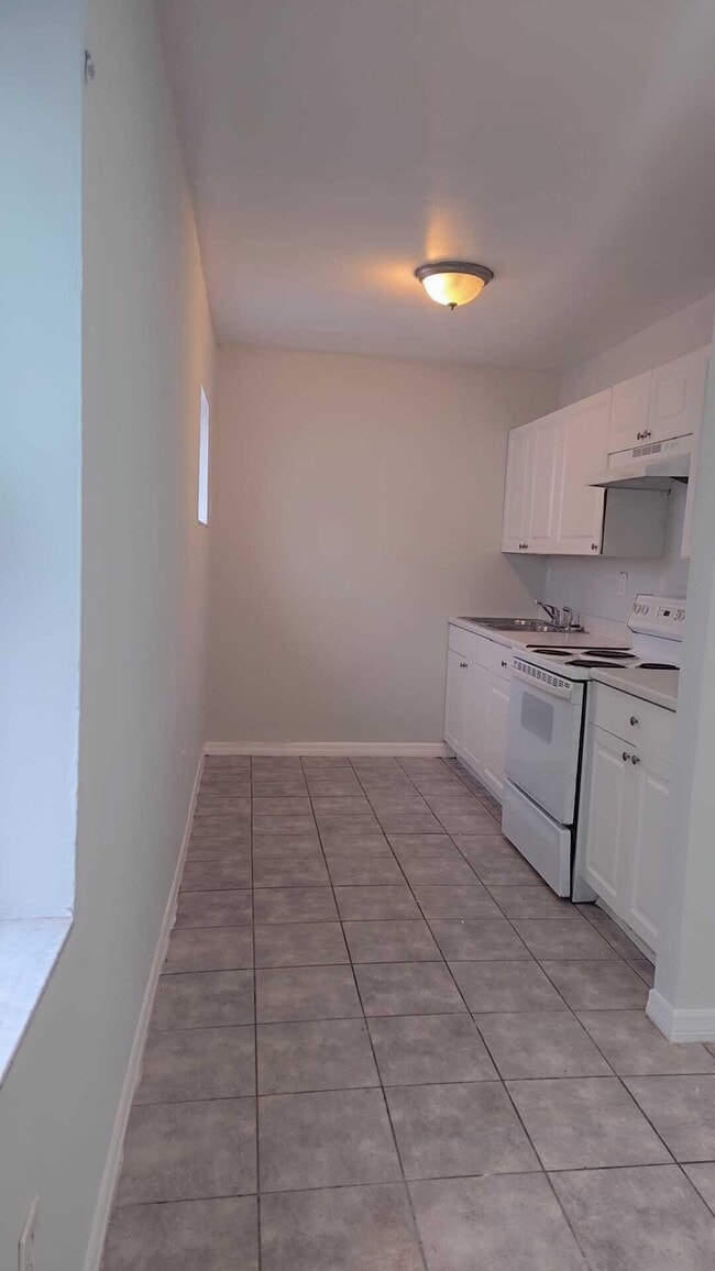 Building Photo - 621 NW 5th Ave