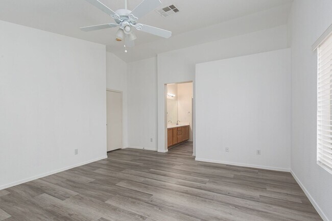 Building Photo - 3 bedroom home located near 215 Freeway and shopping.