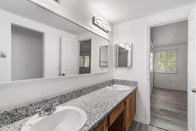 Building Photo - 330 Sunrise Cir