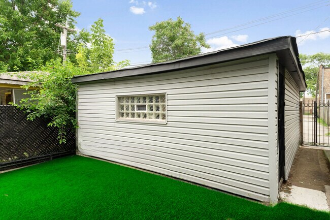 Building Photo - 6923 S Vernon Ave