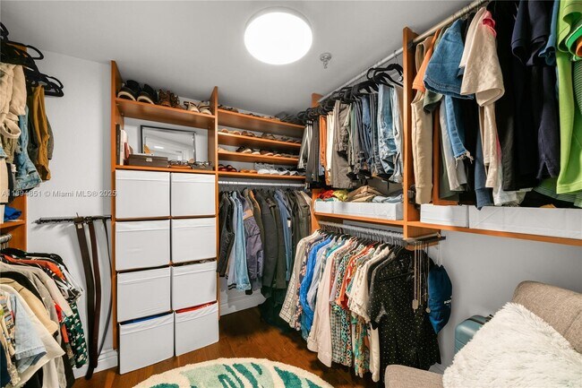 Building Photo - 520 Brickell Key Dr