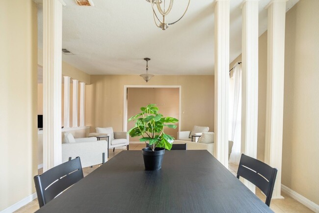 Building Photo - Queen room in 4-bed/2.0-bath Home