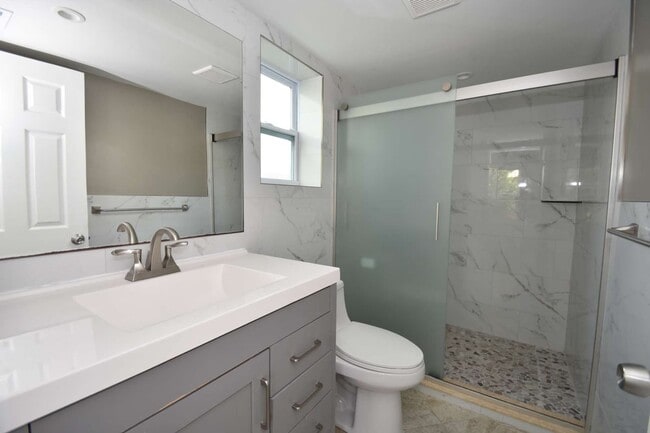 Building Photo - 403 N Oleander Ave