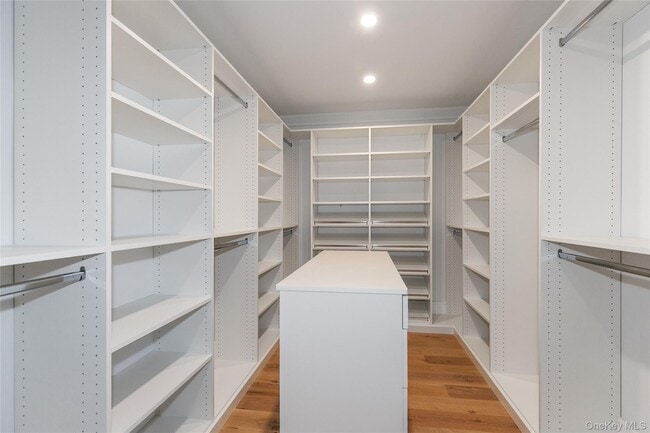 Building Photo - 18 Acorn Ponds Dr