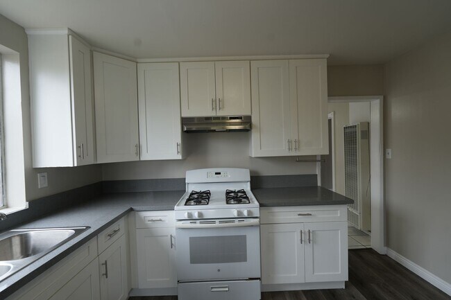 Building Photo - 440 RAYVON