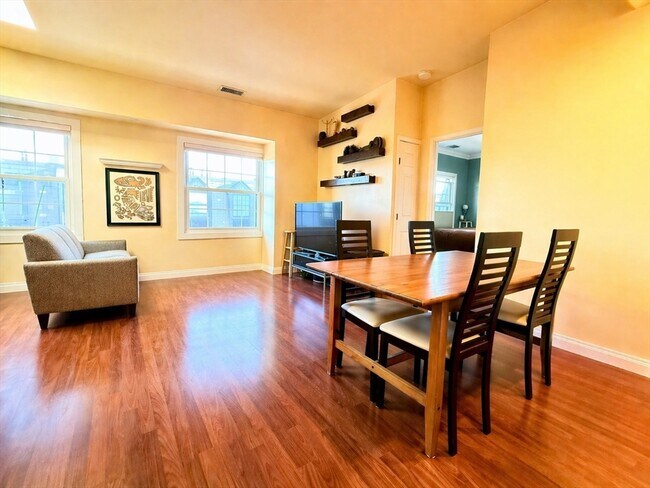 Building Photo - 21 Linden St