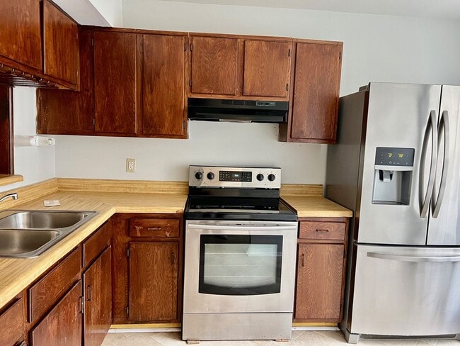 Building Photo - 2BD/ 2.5BA Townhouse near Town Center! Was...