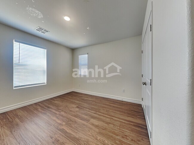 Building Photo - 5843 Petronius St