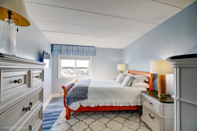 primary bdrm - 1315 Capella S