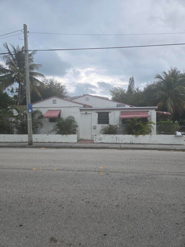 Building Photo - 930 N K St