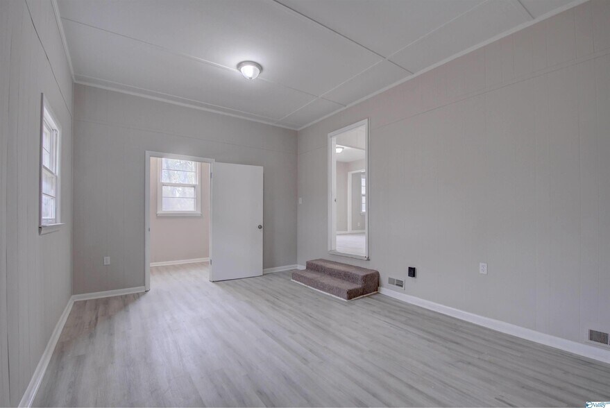 Building Photo - 609 Marguerite Dr NW