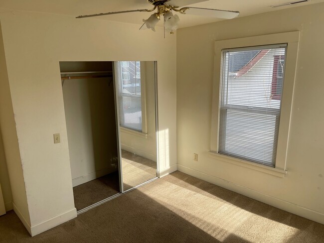Building Photo - Nice Tacoma Duplex 2 Bed 1 Bath For Rent