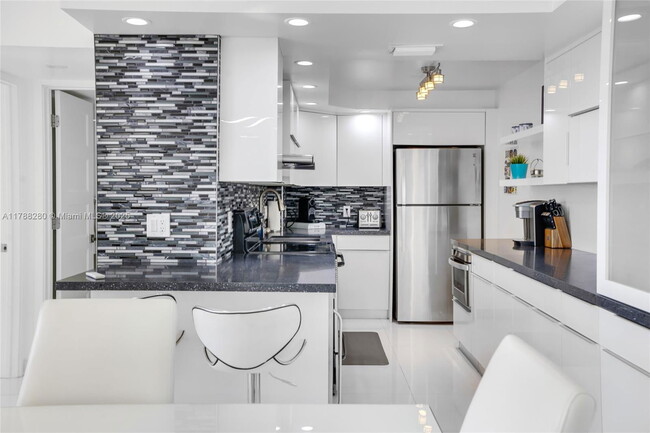 Building Photo - 3031 N Ocean Blvd