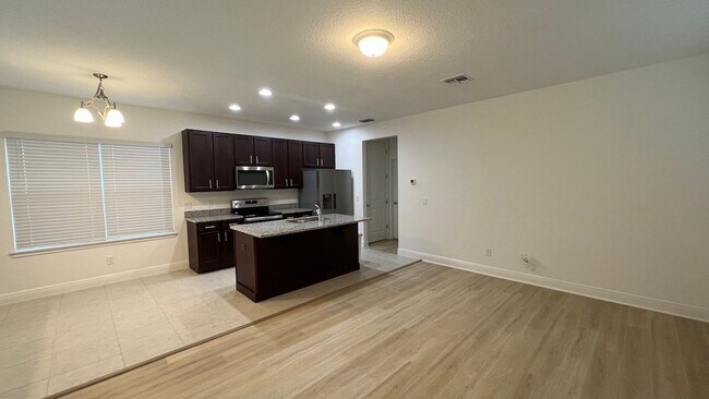 Building Photo - Like New 1/1 Garage Apartment with 1-Car G...