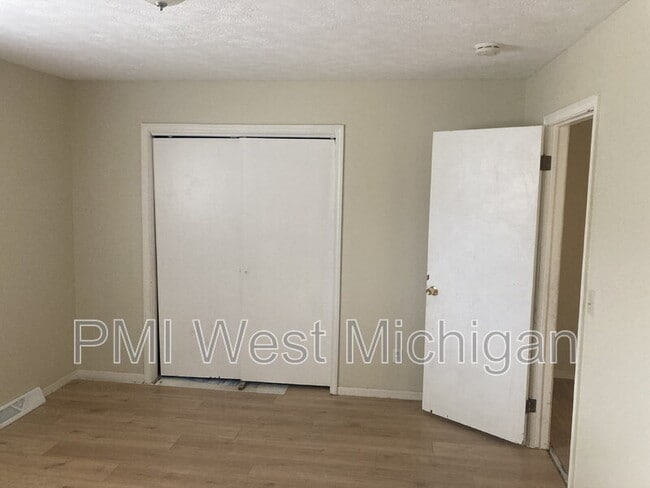 Building Photo - 6070 In the Pines Dr SE