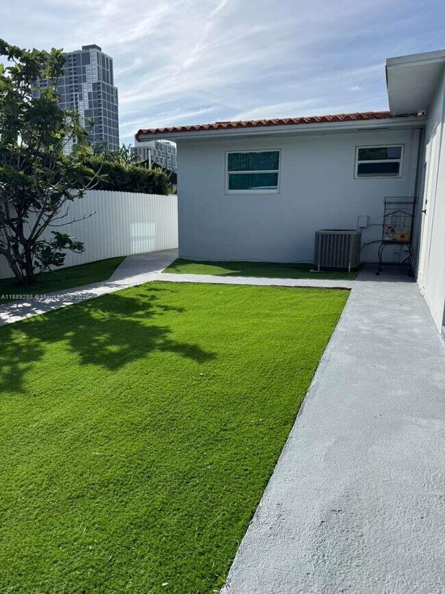 Building Photo - 2943 SW 36th Ave