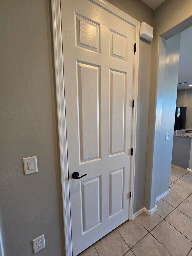 Building Photo - MOVE IN SPECIAL!! 3 Bedroom/ 2 Bath Red Rock Oasis