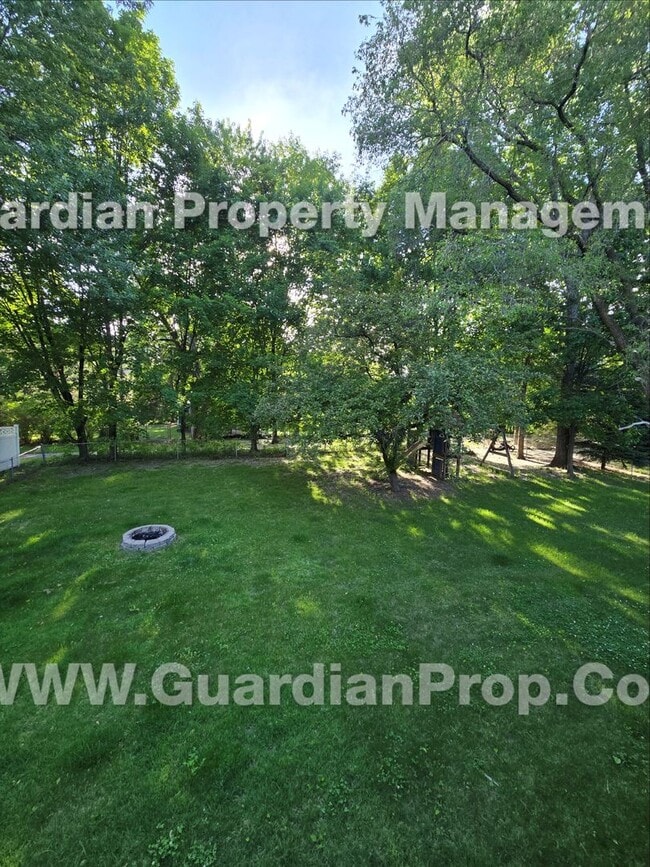 Building Photo - Updated Plymouth Single Family Home, 2 Car Garage, Large fenced Yard, Gas Fireplace