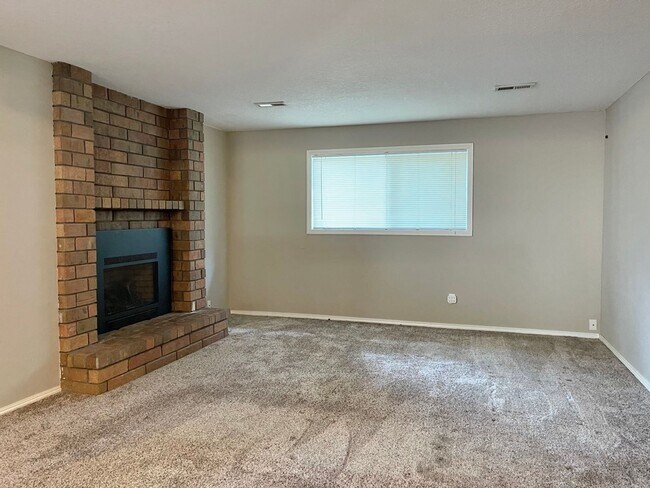 Building Photo - SPACIOUS 4 Bed/3 Full Bath Home in West Linn