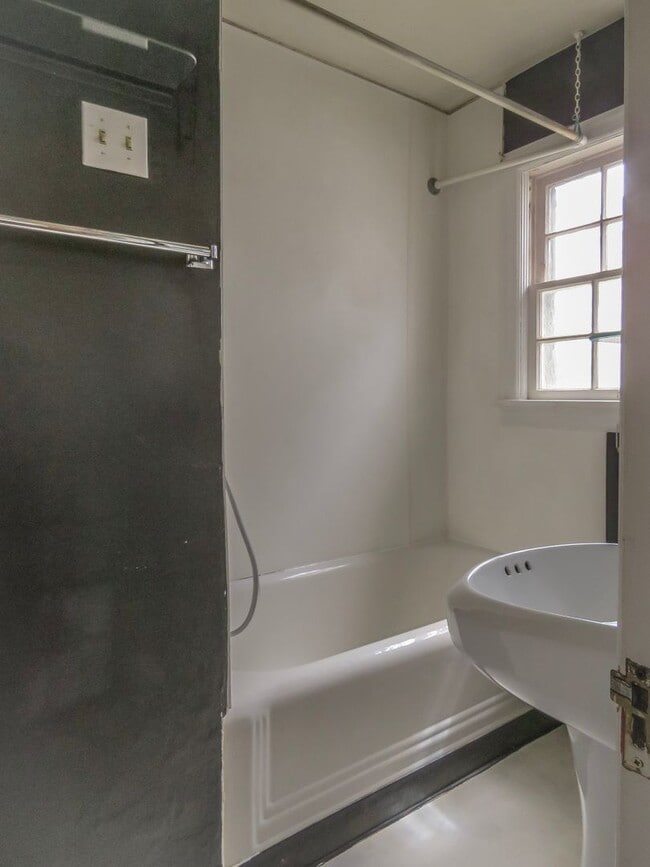 Building Photo - 1 Bedroom Cottage available in Salem !