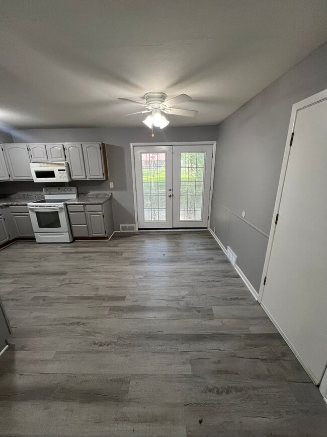 Building Photo - Cozy 3 Bedroom Home with Spacious Yard and...